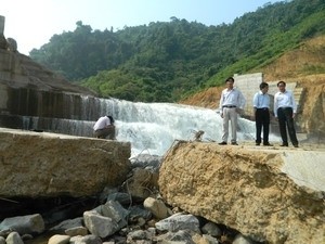 Authorities from Quang Tri Province survey the breach in Dakrong 3 Hydropower Plant dam (Photo: VNA) Authorities from Quang Tri Province survey the breach in Dakrong 3 Hydropower Plant dam (Photo: VNA)